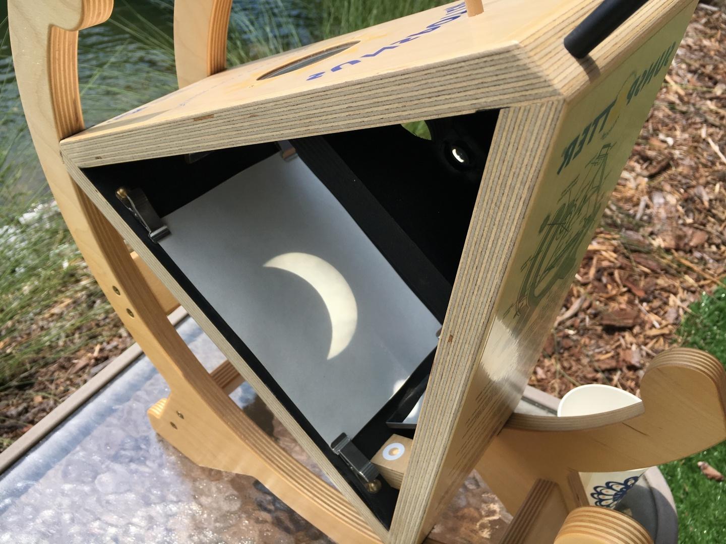 由木头制成的灯箱，可以投射出清晰的日食图像 